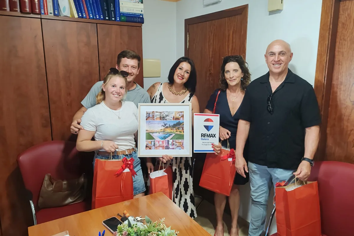 Entrega de una casa con piscina en Molina de Segura, REMAX Galera