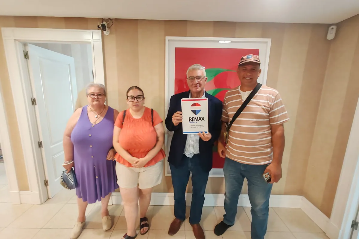 Familia tras firmar la venta de su casa en Molina de Segura