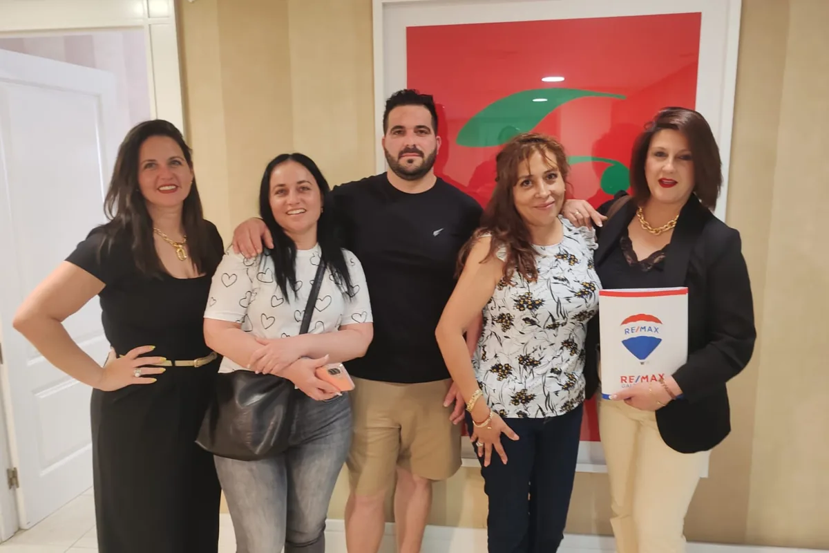 Clientes y asesora de REMAX Galera tras la firma en notaría