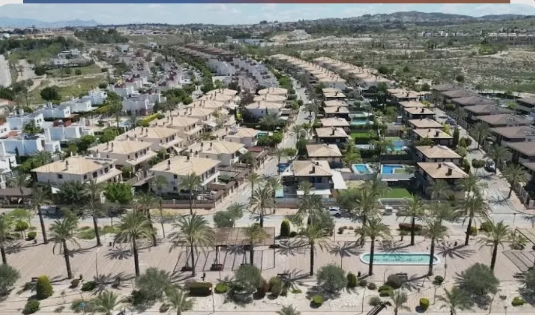 Vista aérea de la urbanización Los Olivos en Molina de Segura, con su bulevar de palmeras