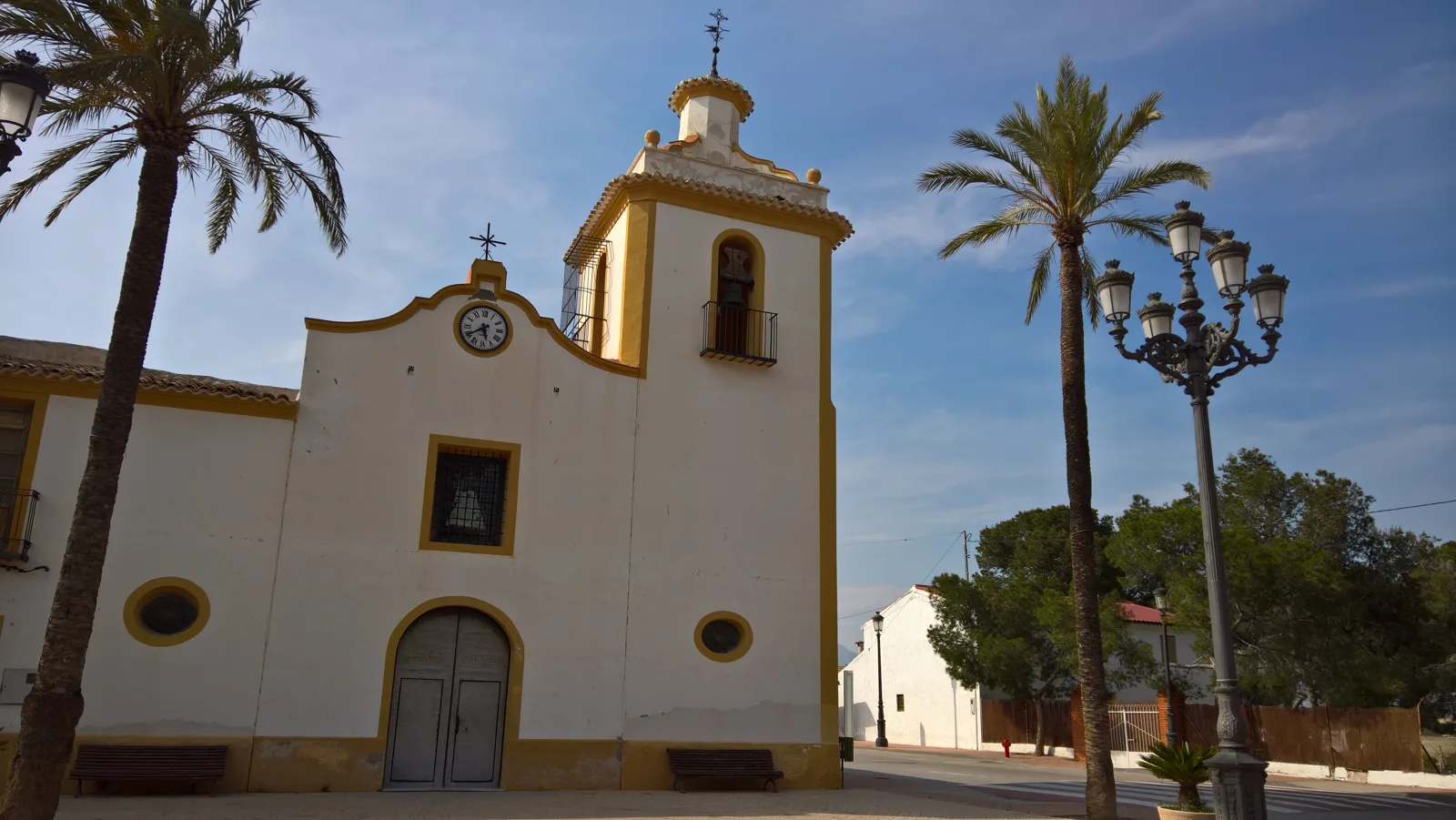 Iglesia de Los Valientes con sus palmeras, pedanía de Molina de Segura