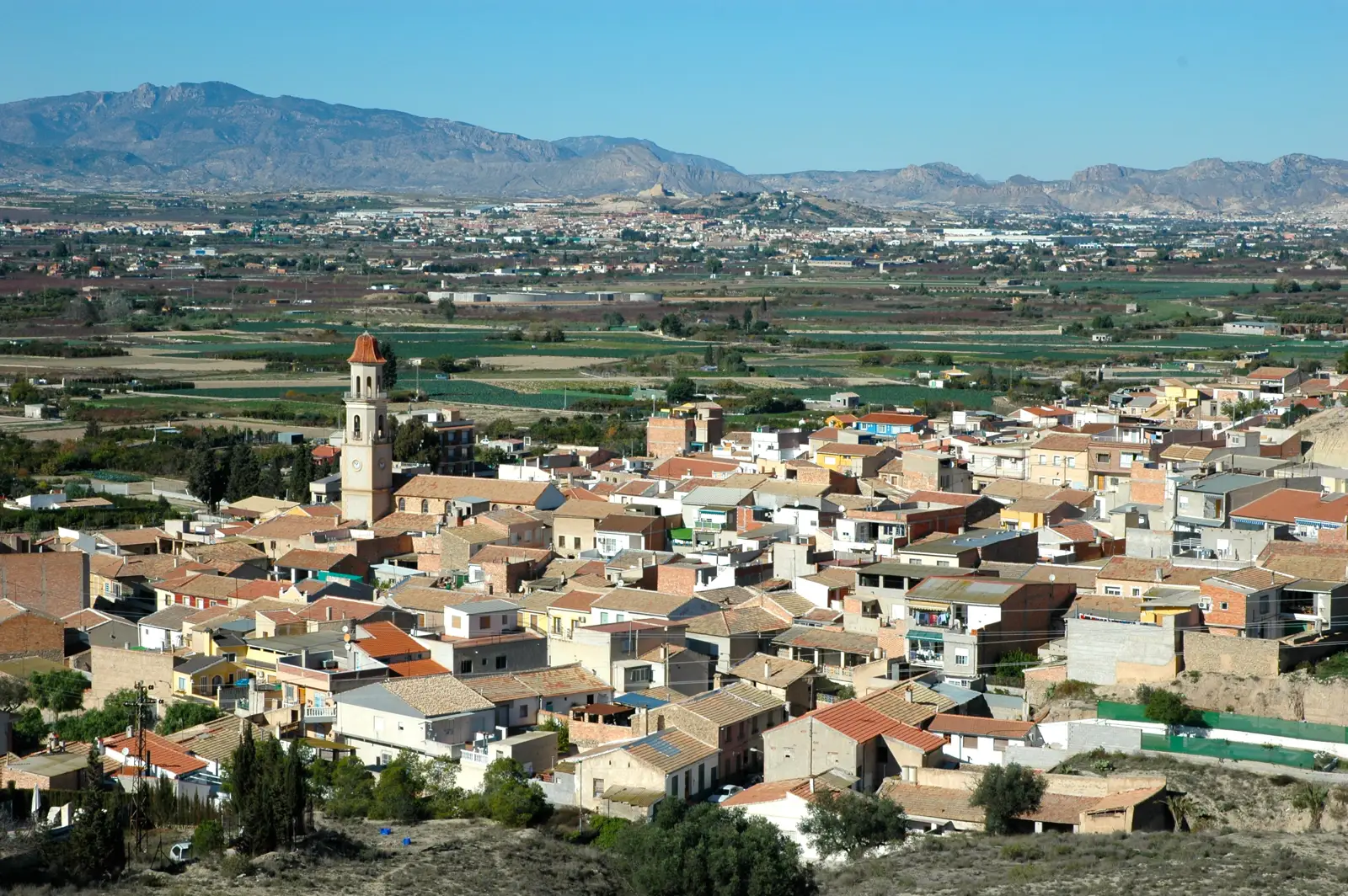 Vista de Ribera de Molina con la iglesia y la huerta del Segura al fondo