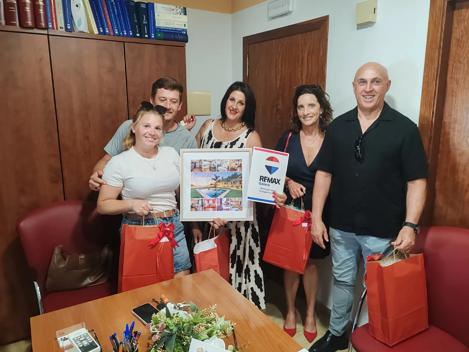 Familia de Molina de Segura recibiendo las llaves de su nueva casa en la oficina de REMAX Galera